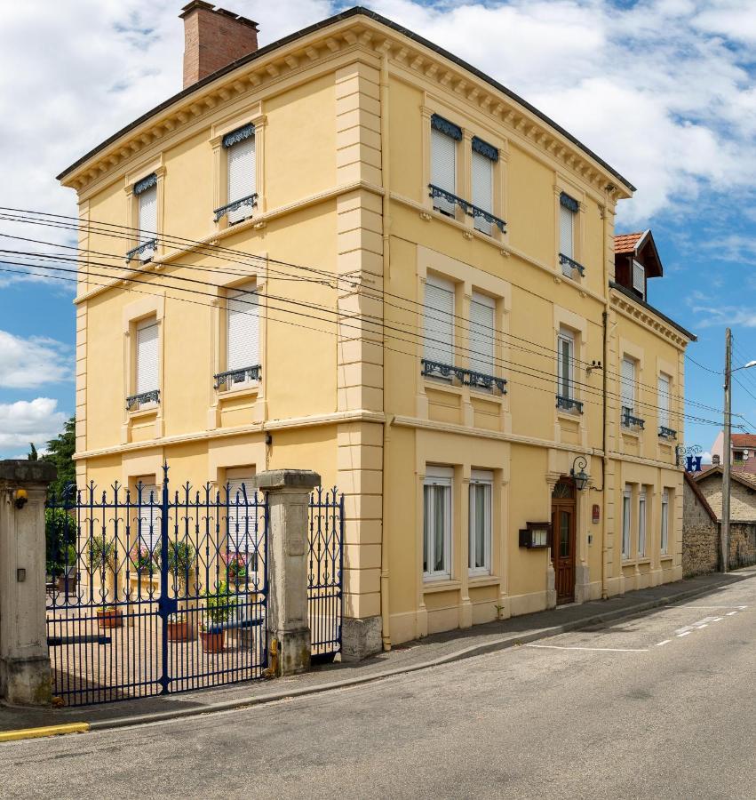 Hotel Des Dauphins Bourgoin-Jallieu ภายนอก รูปภาพ